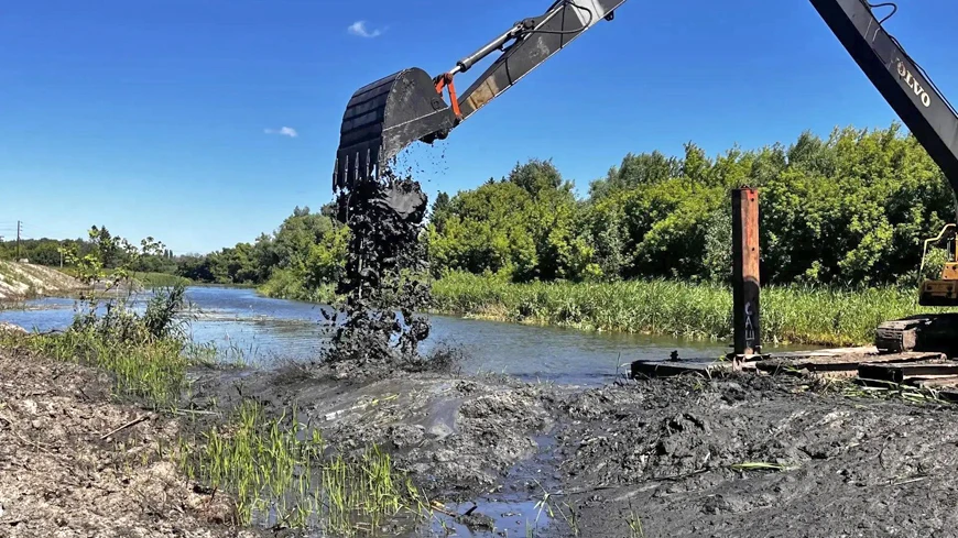 С километрового участка Аткары подняли более 60 тысяч кубометров донных отложений