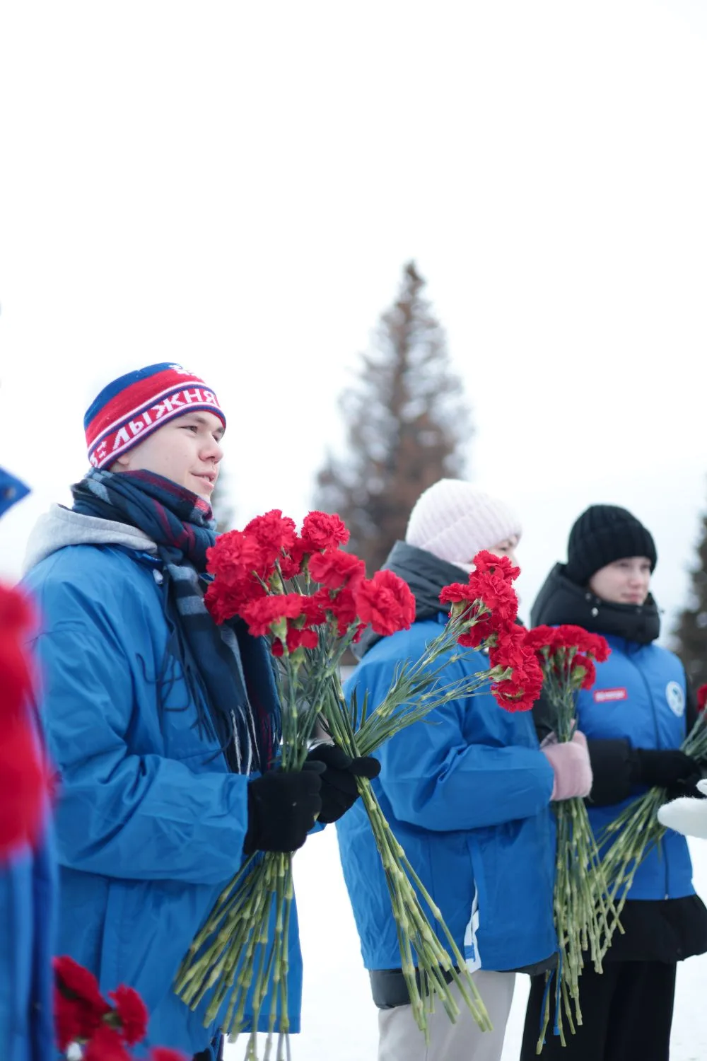 Сегодня в Чебоксарах прошла торжественная церемония возложения цветов в Мемориальном парке Победы.  