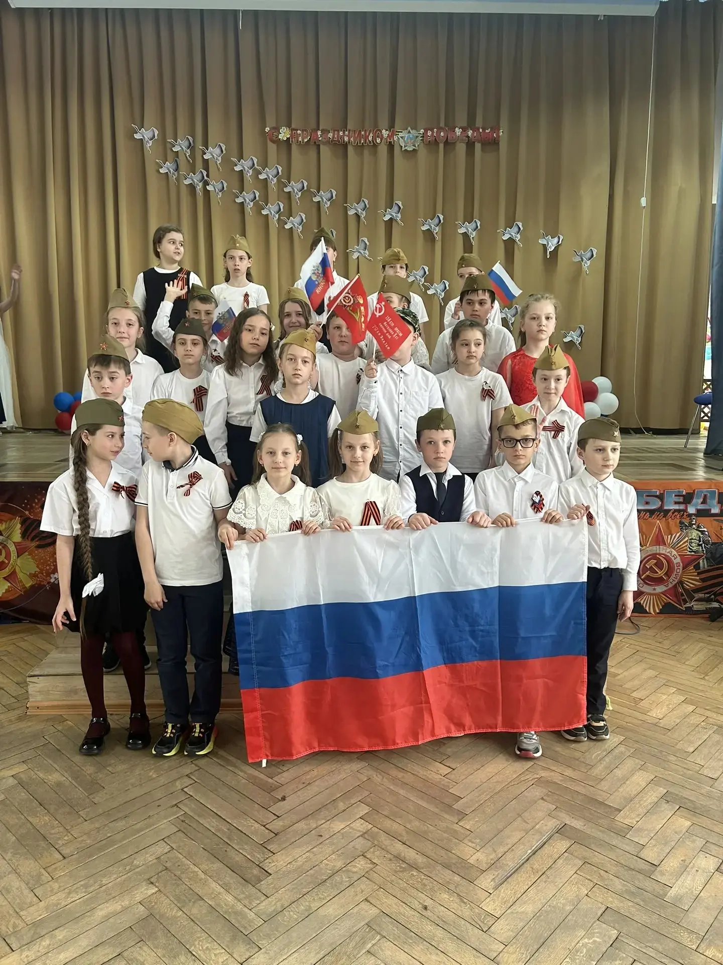 🎭🌟 БРАВО, 4 КОРПУС! 🌟🎭 Продолжаем праздновать 9 Мая и вспоминать, как это было в нашей любимой Школе