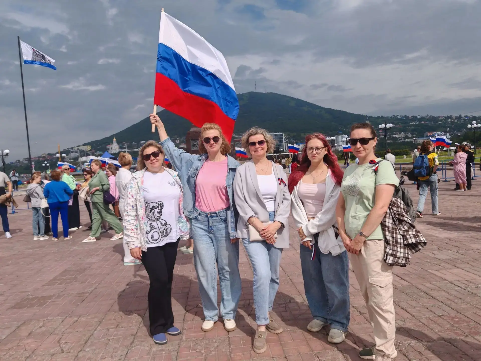 Белый, синий, красный — самые яркие краски этого дня! Наш коллектив побывали на городск...