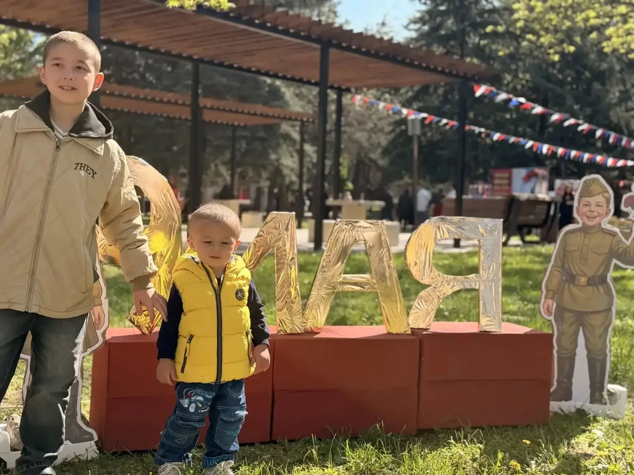 📸 В лицее №1 работала фотозона с надписью «9 мая». Дети и взрослые делали памятные снимки на фоне пр