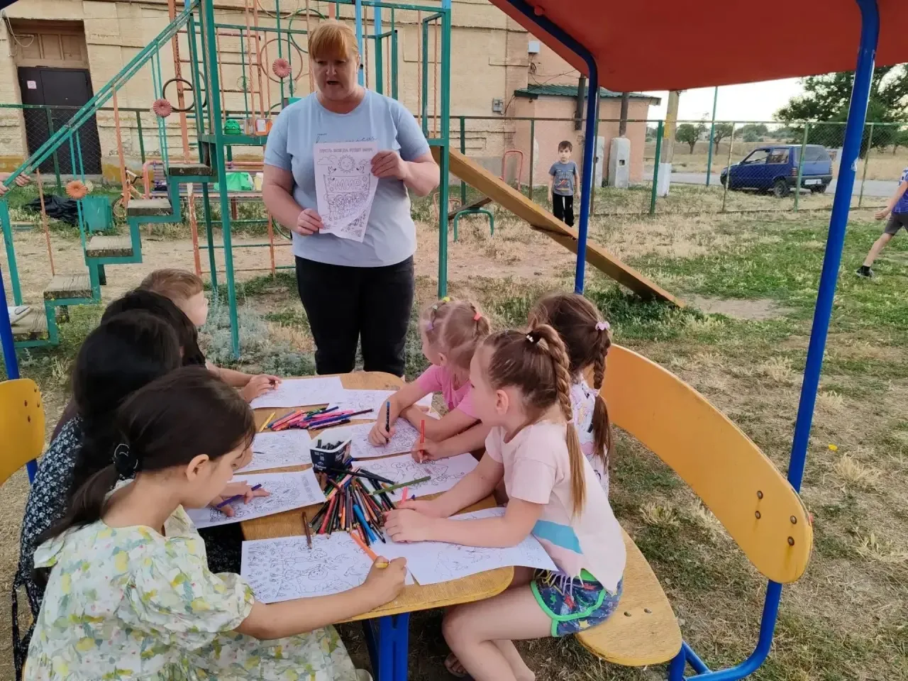 Сегодня на площадке по месту жительства ребята приняли участие в фестивале рисунков «Миру — да, терр