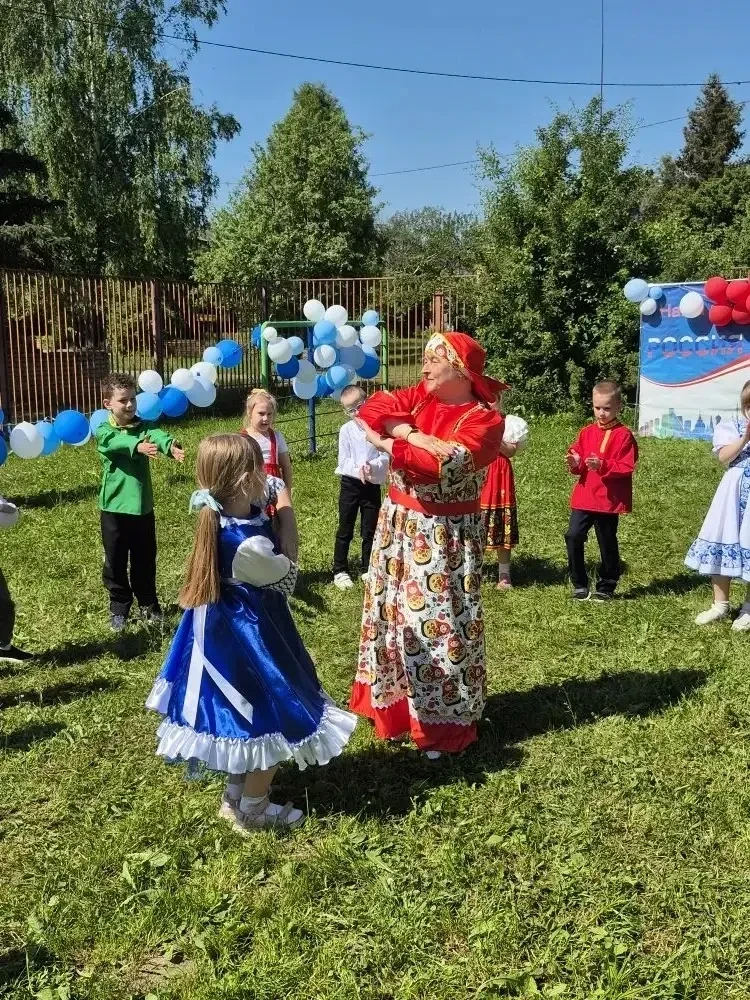 МЫ  -  ДЕТИ  ТВОИ,  РОССИЯ
В преддверии Дня России в МОУ "Ярополецкая СОШ"  д/о 14 с детьми старшей 