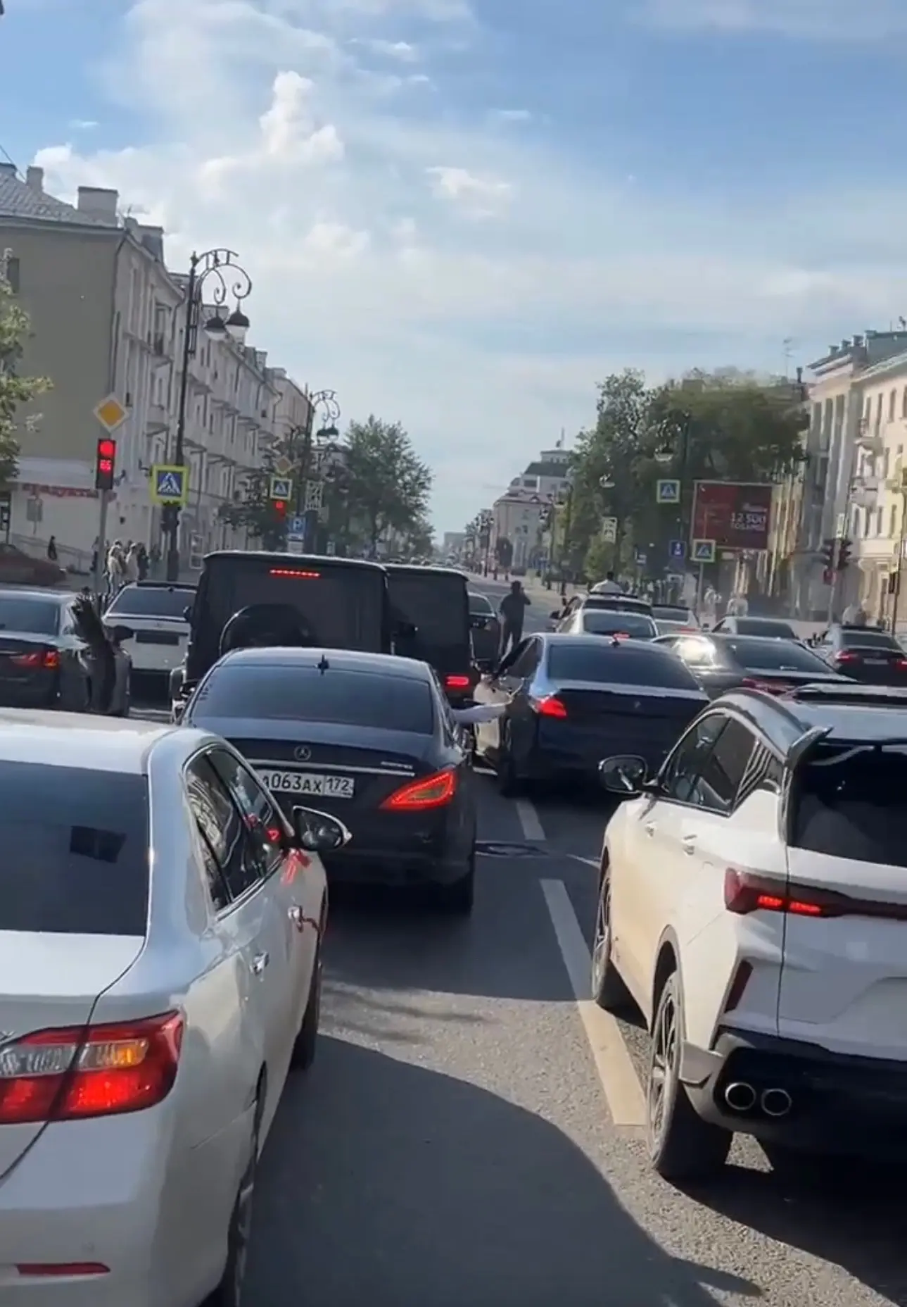 Под звуки лезгинки и громкого выхлопа: компания водителей поснимала номера с авто и отправилась кура