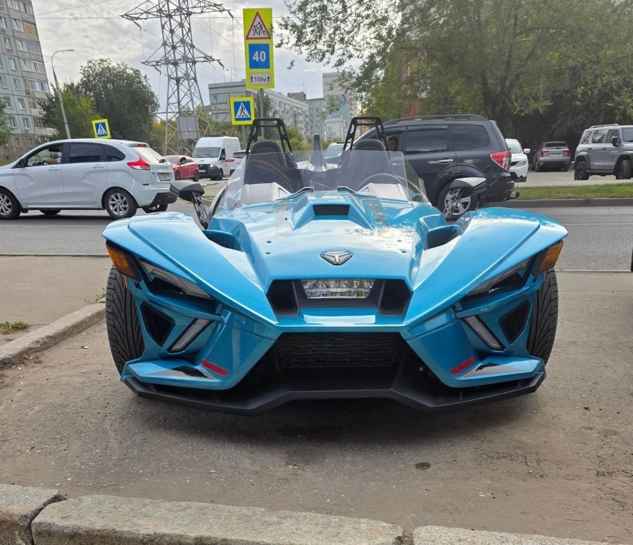 😳На Киевской заметили необычный трёхколёсный спорткар Polaris Slingshot.