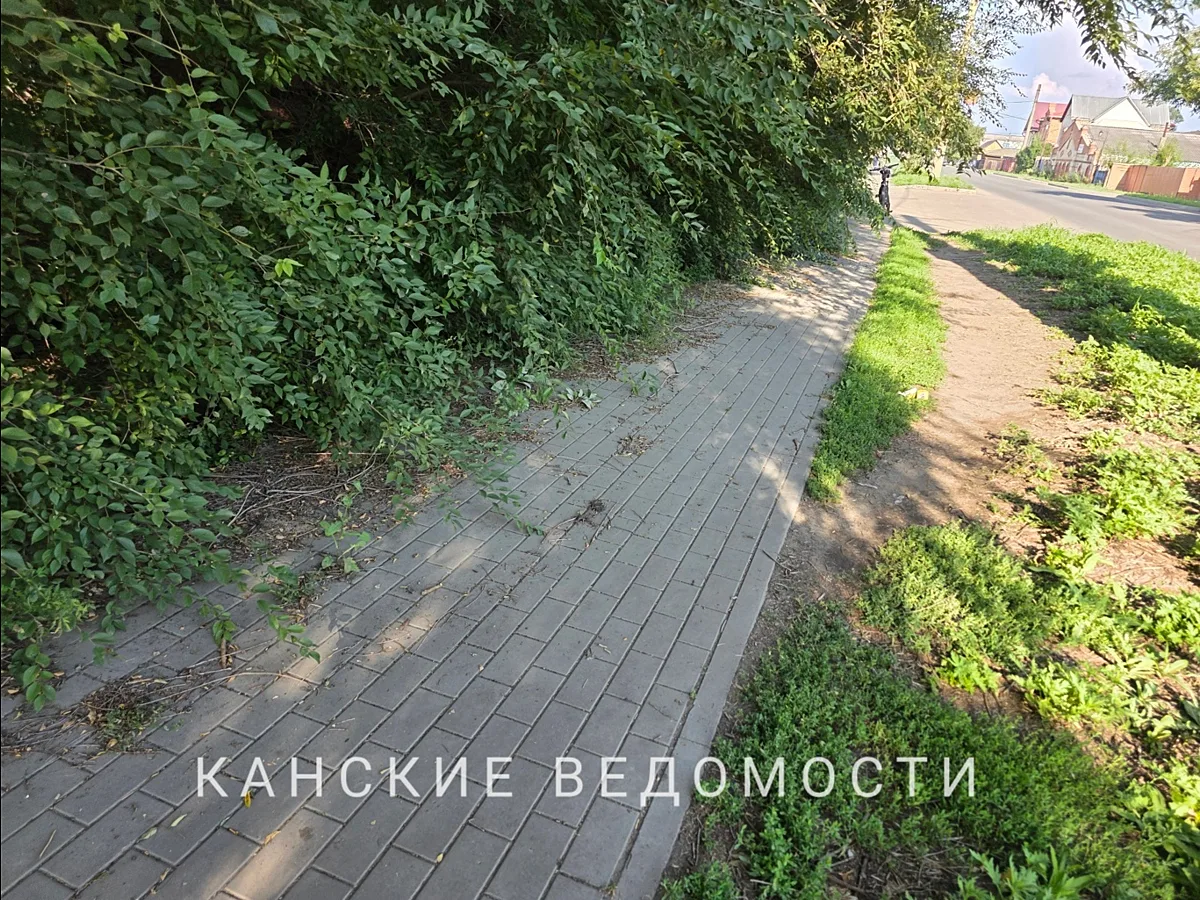 Непонятно, для кого благоустроили, замостили плиткой тротуар на улице Кайтымской, ряжом с гостиницей