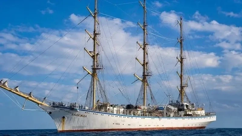 ⛵ Легендарный парусник «Надежда» впервые бросил якорь у острова Монерон