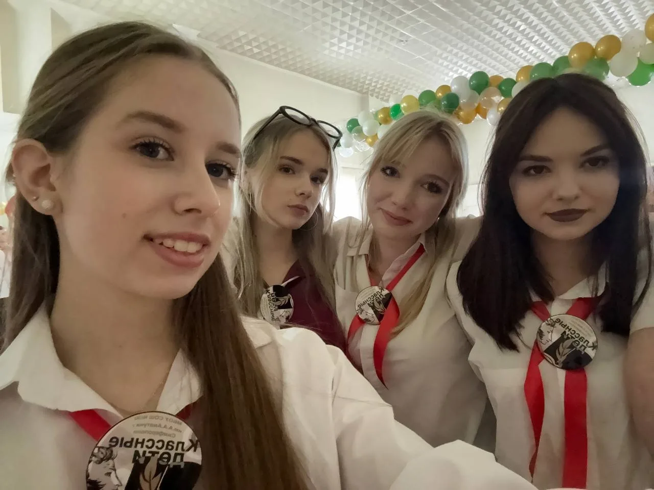 Учащиеся 10-Б класса Левченко Арина, Коваленко Кира, Терентьева Елизавета, Яковлева Милана приняли у