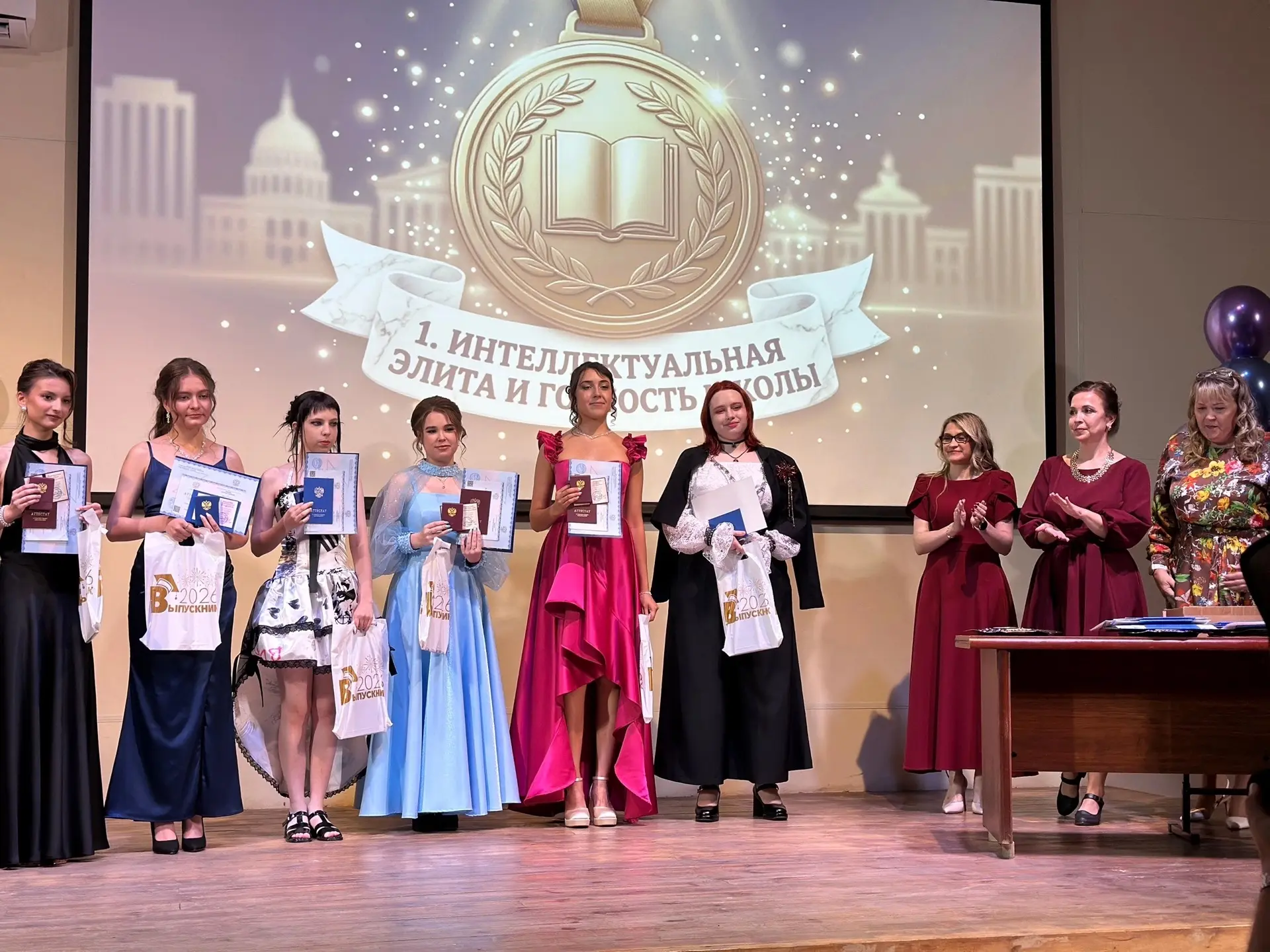 🎉 Выпускной вечер в школе 12! 🎉

27 выпускников — творческих, красивых, талантливых ребят — сделал