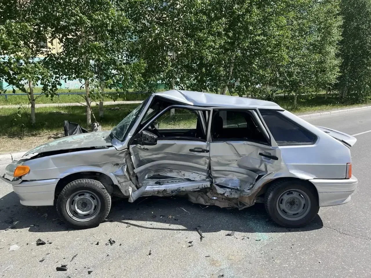 Машину смяло: в Ноябрьске девушка-водитель пострадала в ДТП. Утром 21 июня на улице Ленина столкнули