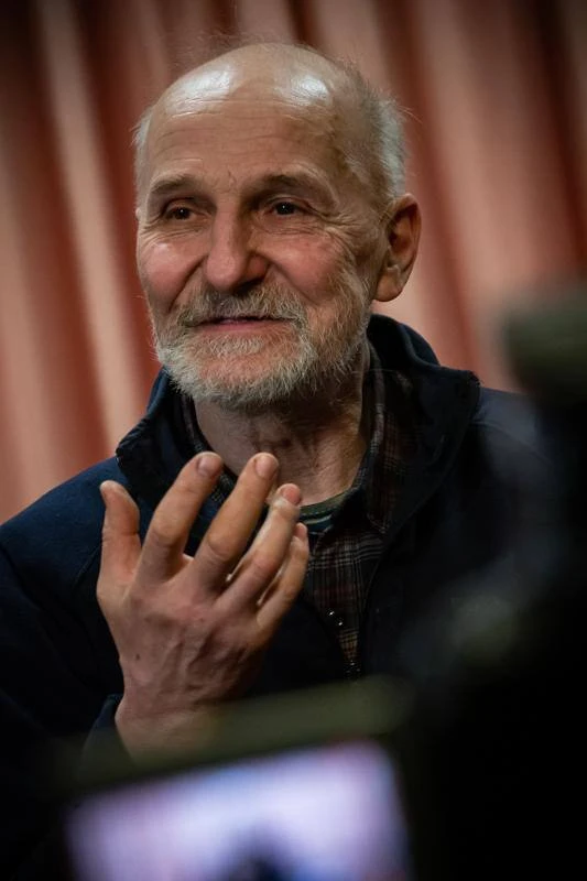 Найди хорошее, честное, чистое, чтобы в этом ужасе маленькую щелочку света сделать. Все...