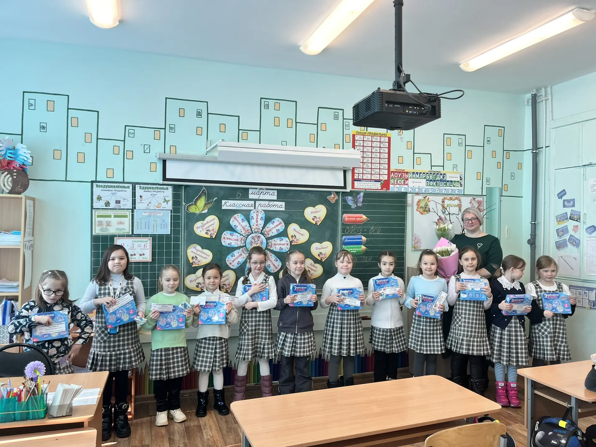 Весна пришла! Поздравляем с Международным женским днем в Медведевской гимназии!  В нашей любимой шко