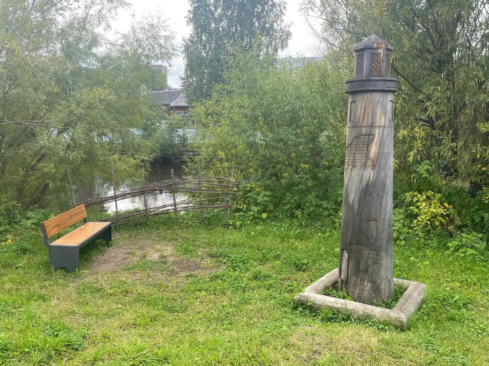 📍 В Кемском поселке у реки Соломбалки появился новый арт-объект — деревянный маяк. Его...