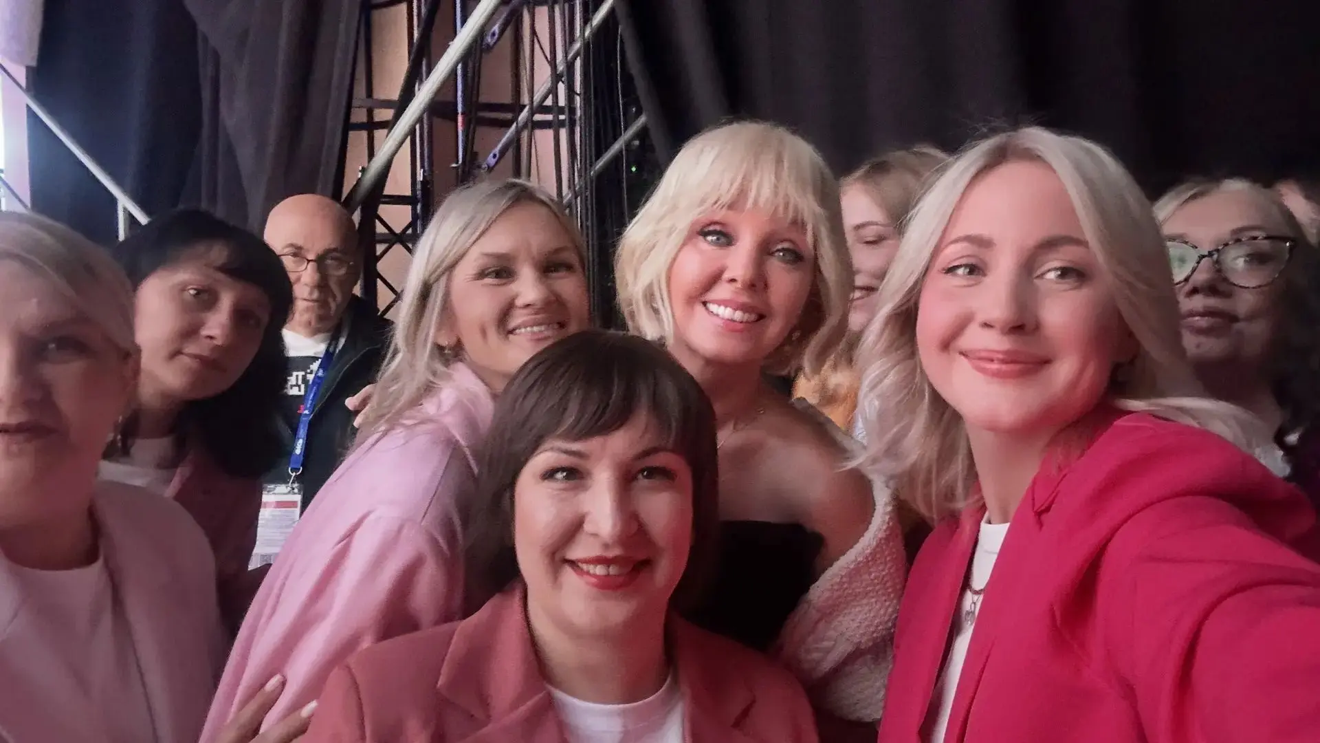 Добрый день, сегодня я должна быть яркой 💃 утром, но усталость берет своё.