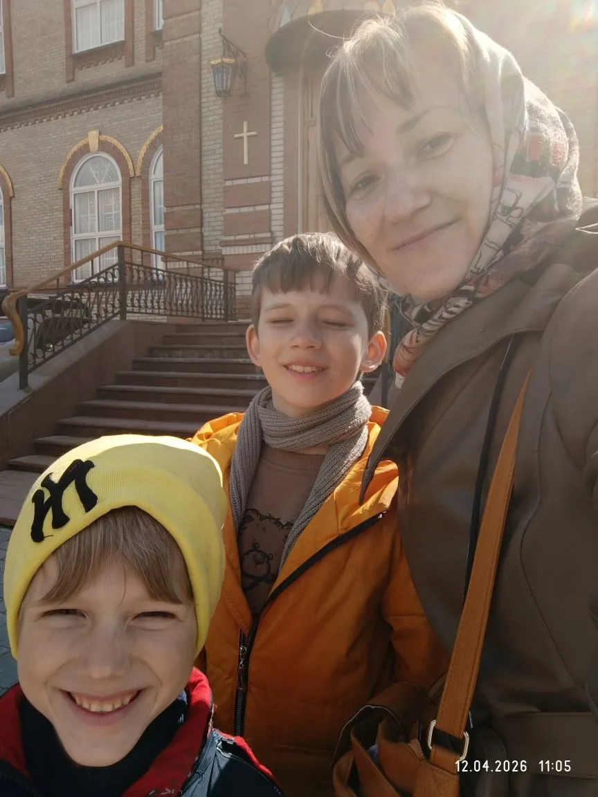 Традиции. Каждый год мы ходим святить паски, хоть дети считают, что их просто поливают ...