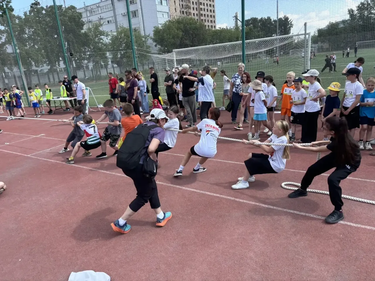 Ура! Наша сборная блистала на городском спортивном фестивале! 🎉   

Сегодня 11 наших ребят достойно