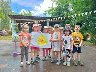 ☀ День солнца в младшем возрасте нашего детского сада! ☀
Летом спит помалу солнце,
Не даёт дремать л