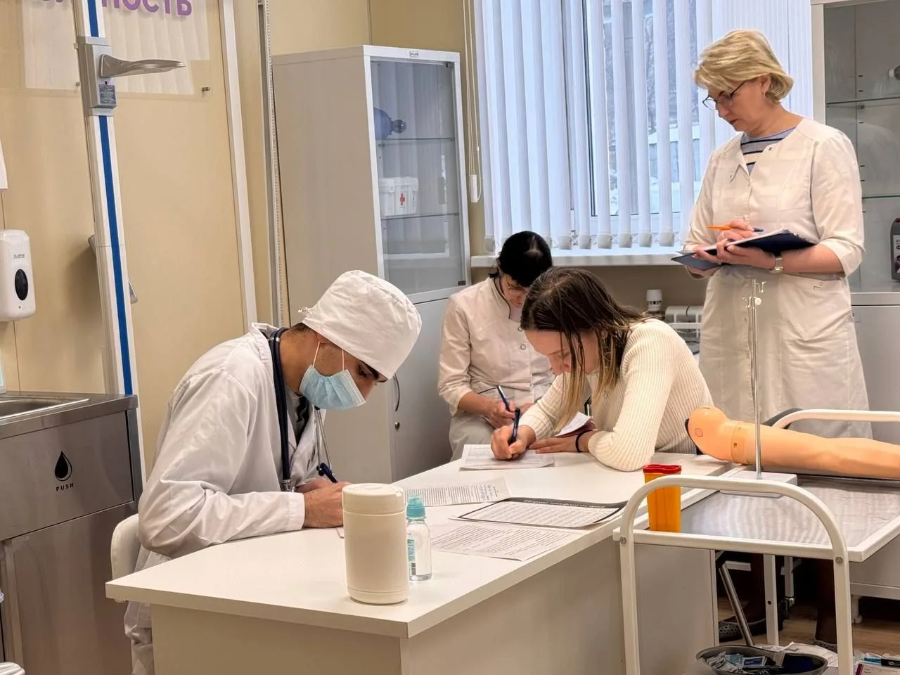 💪 Более 1,3 тысячи выпускников Свердловского областного медколледжа в 2026 году получат сразу две сп