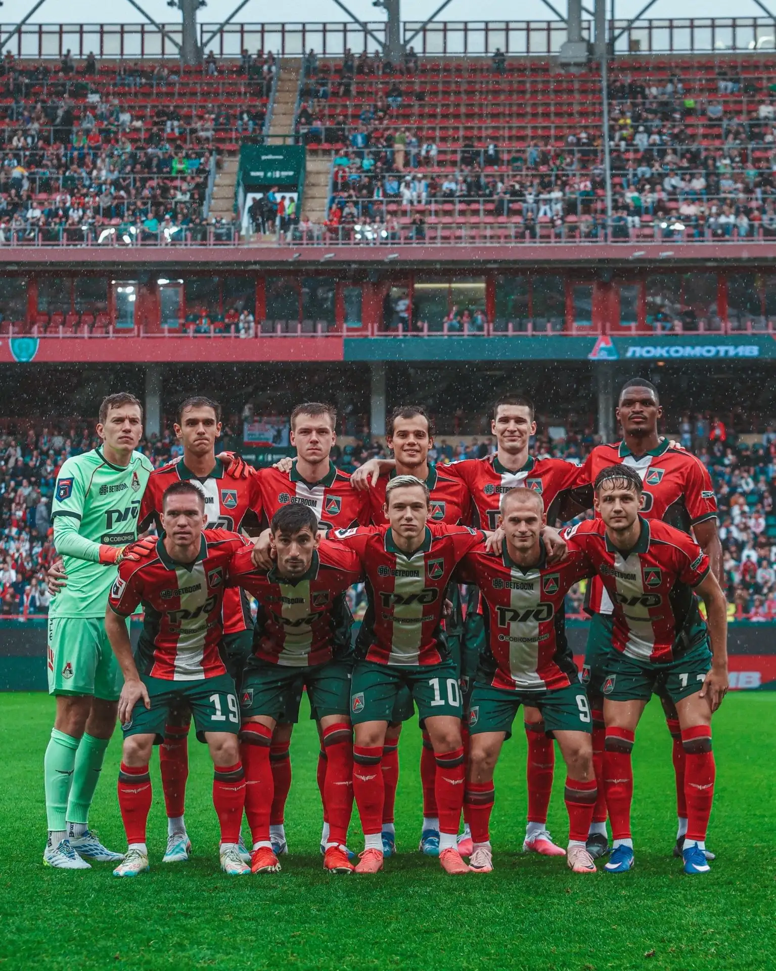 Фото с матча наших "Паровозов"

@fclokomotivfan