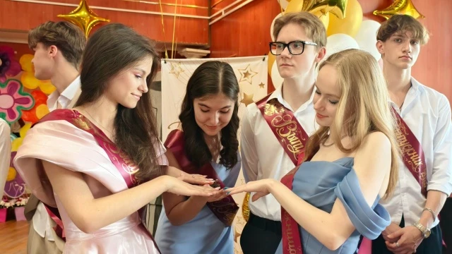 ФОТОМАРАФОН: ПОСЛЕДНИЙ ЗВОНОК  💫 Классный руководитель 11 «Б» Ирина Евгеньевна Шведова спешит присое
