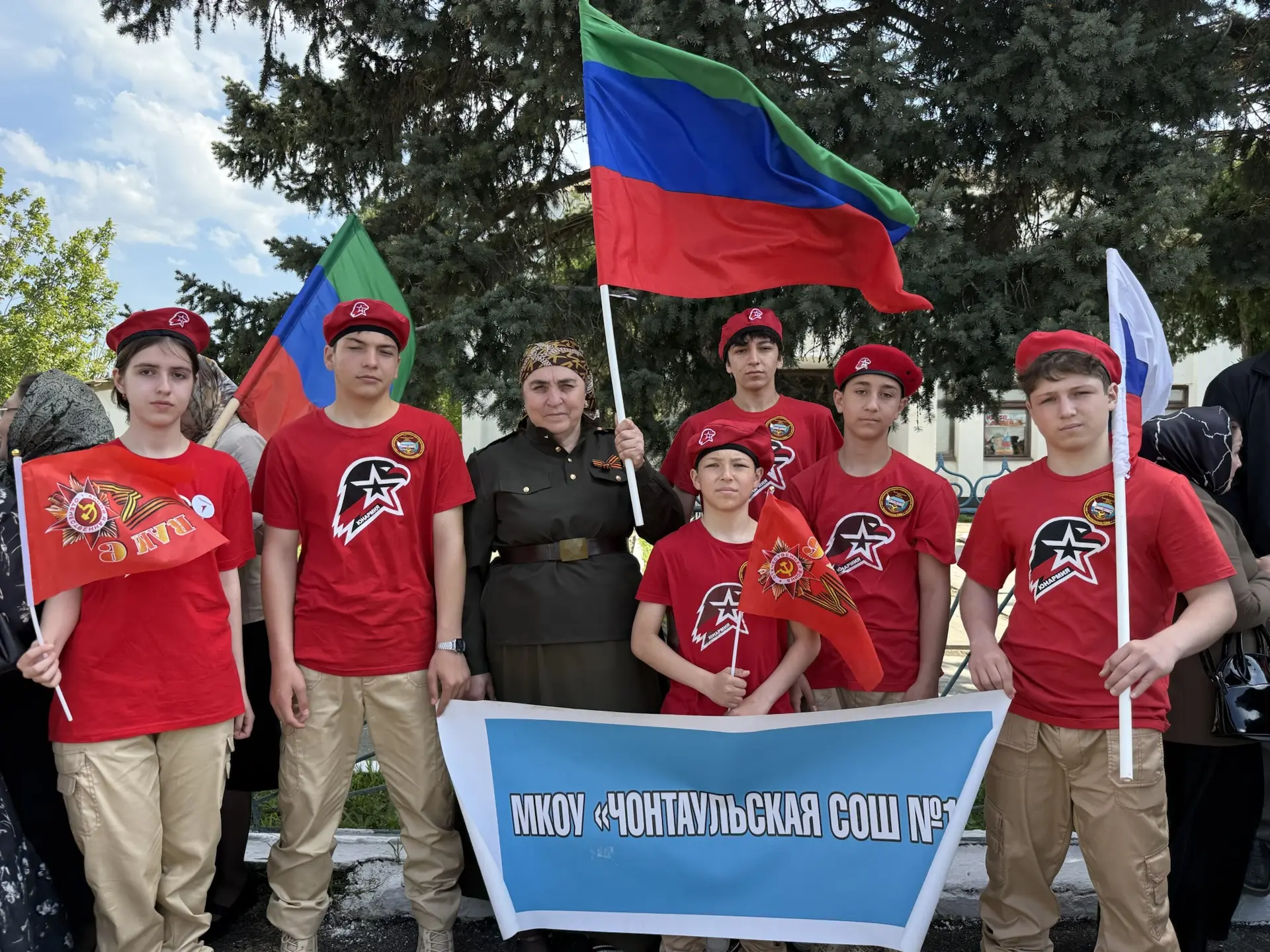 С Днем Победы! 💥  Сегодня, 9 мая, под руководством директора школы Магомедова А.М. наши педагоги и у