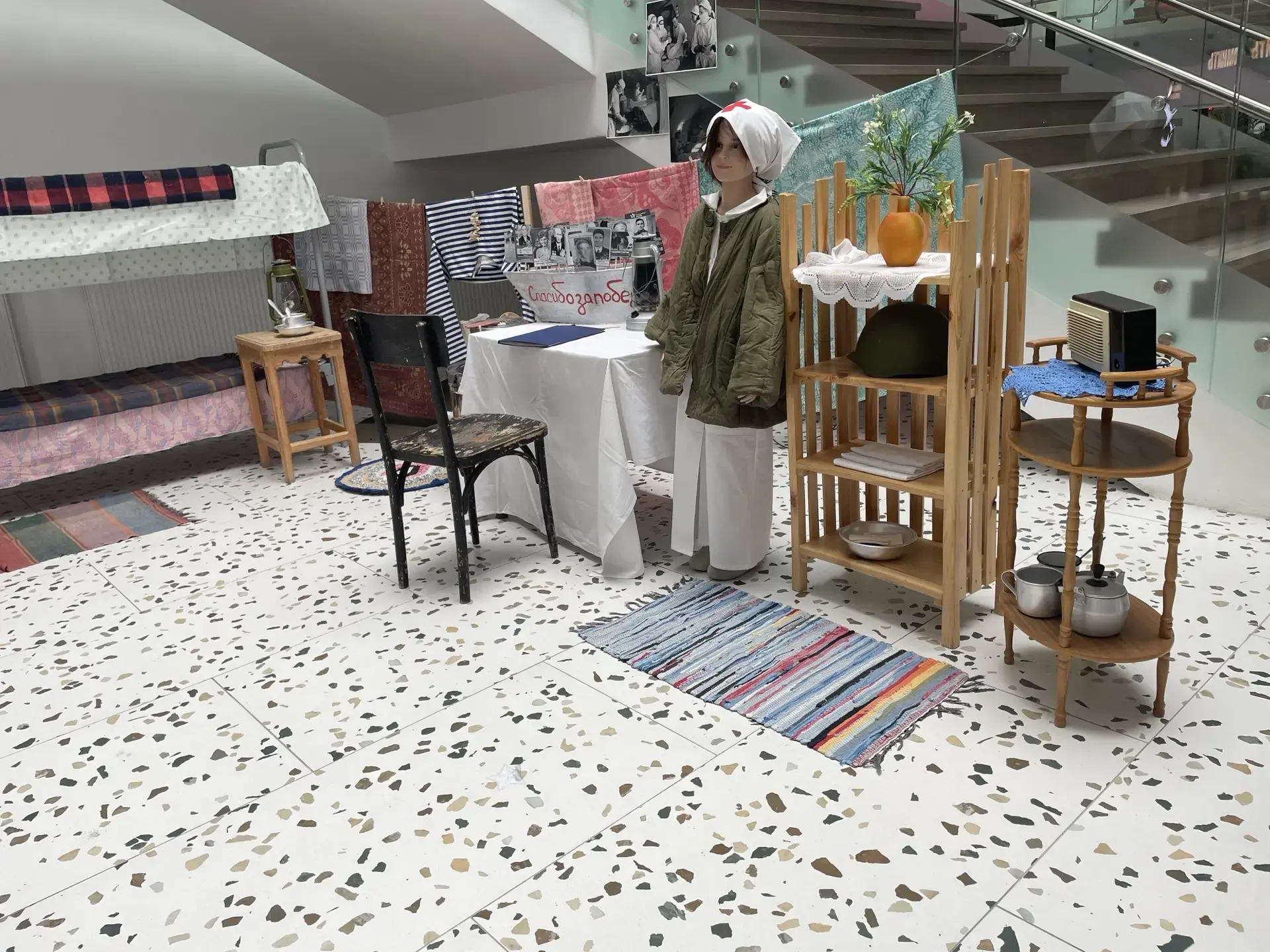 ⭐️ Память в деталях Наша старшая школа представляет конкурсную инсталляцию «Медсанбат». В сердце Вел