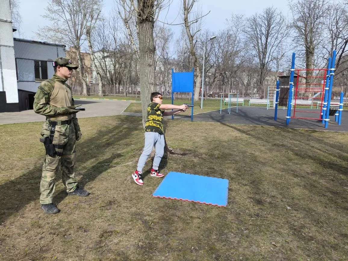СТРЕЛКОВАЯ ТРЕНИРОВКА ДЛЯ КАДЕТСКИХ КЛАССОВ   🎯 1 апреля на территории нашей школы прошла стрелковая