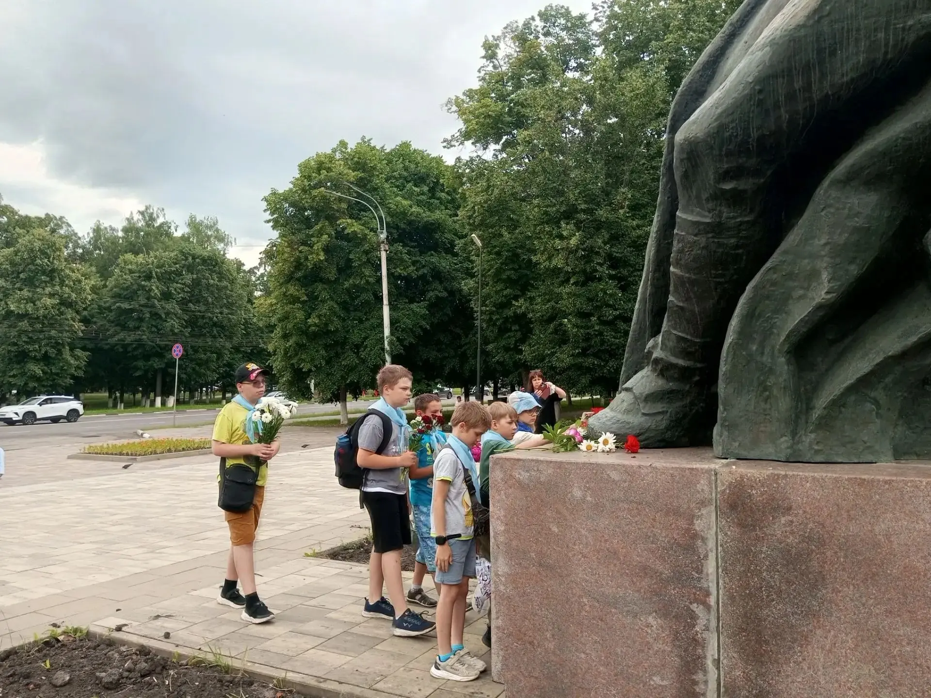 «Никто не забыт, ничто не забыто»: ребята из пришкольного лагеря почтили память героев
 
В День памя