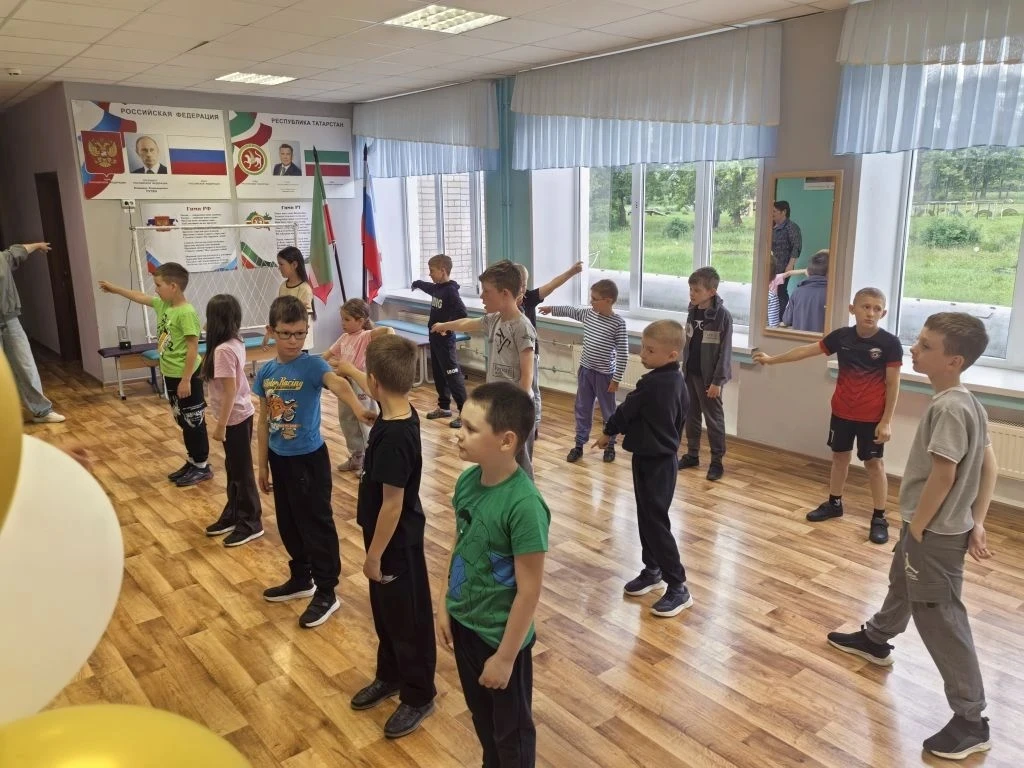 Сегодня члены школьного отряда СМС-дети "Вспышка" в пришкольном лагере "Дружба" провели...