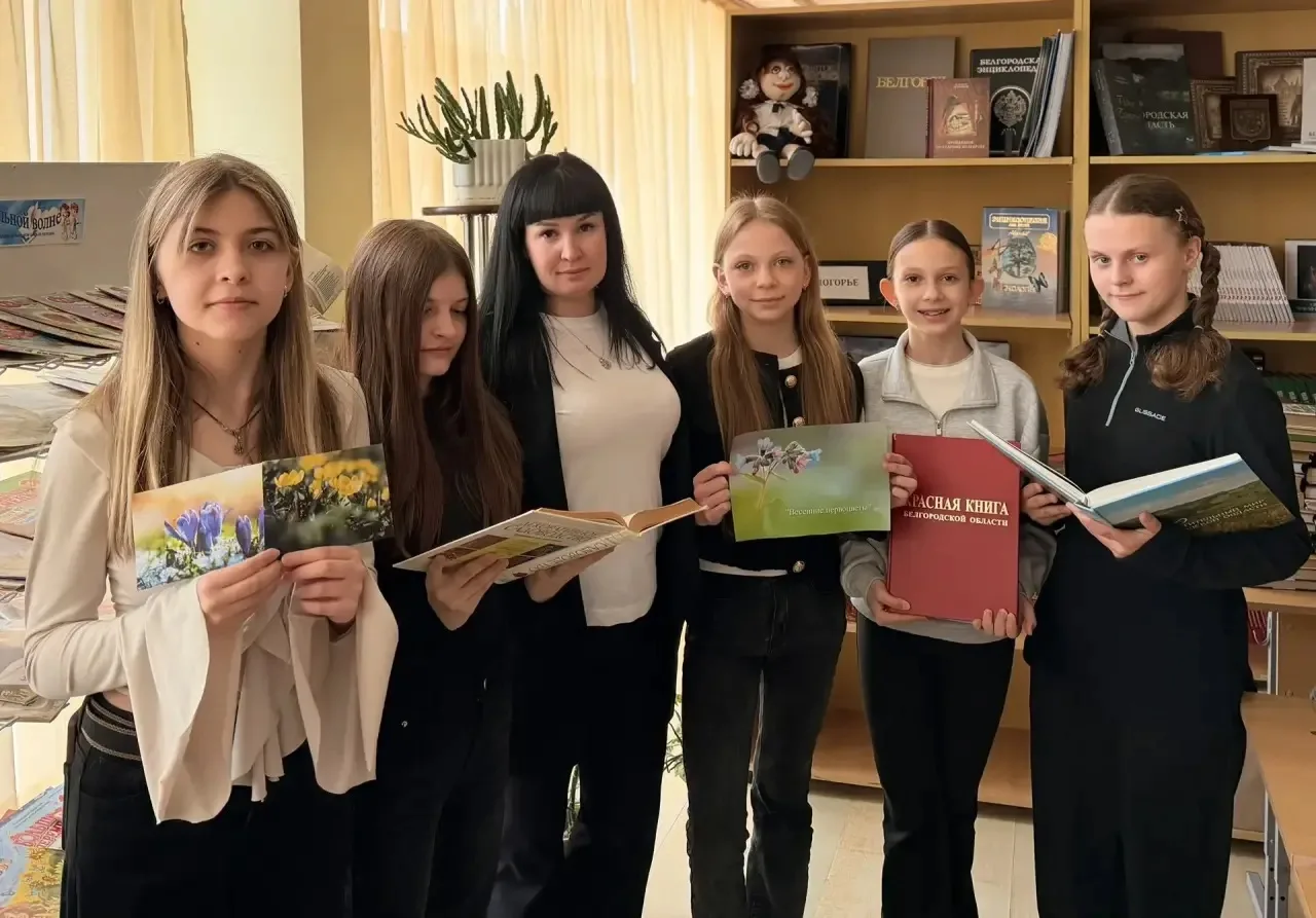 В нашей школьной библиотеке проходит книжная выставка "Весенние первоцветы" 🌸📚, на которой представл