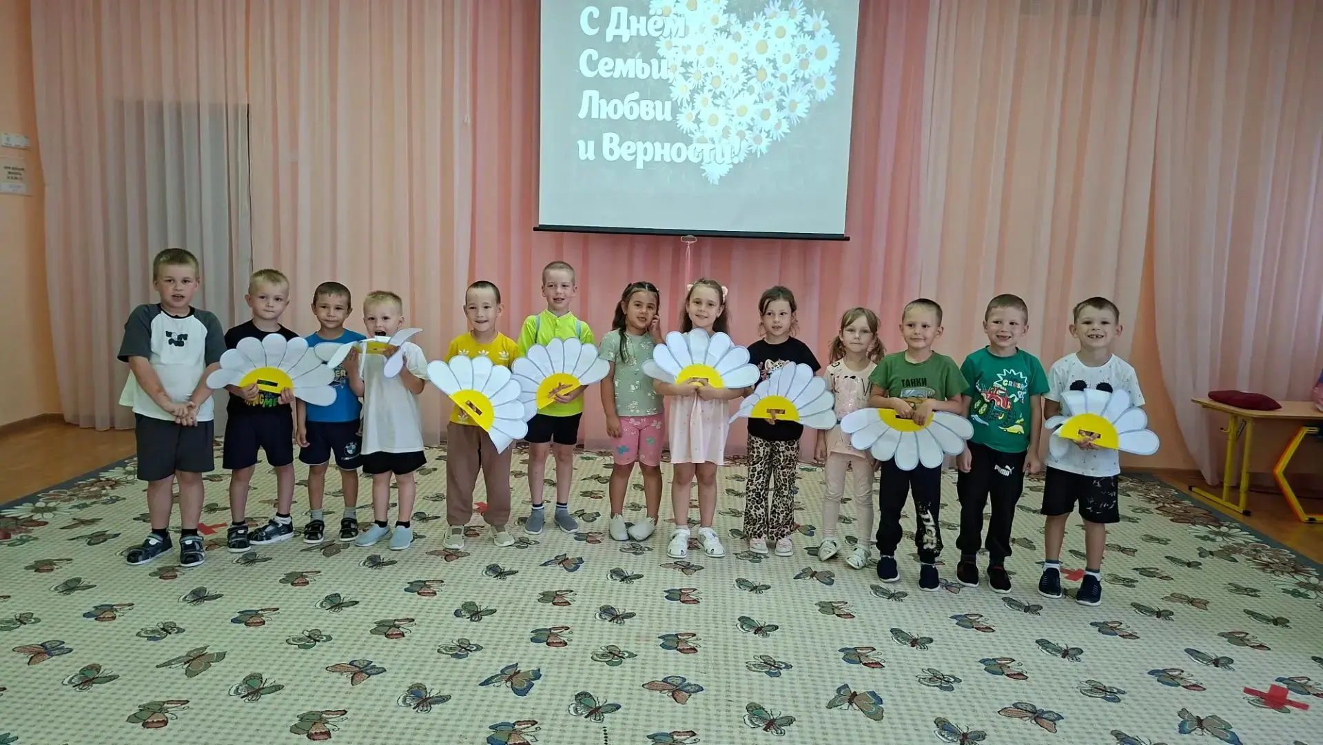 🎉 День семьи, любви и верности в нашем детском саду! 🎉
Сегодня мы с ребятами говорили о самом важн