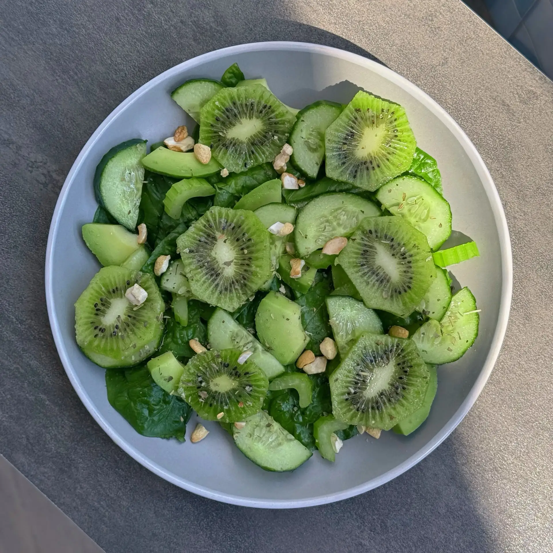 Зелёный САЛАТ 🥗

В Москве ужасная жара, поэтому хочется чего-то лёгкого и свежего… Именно для таких