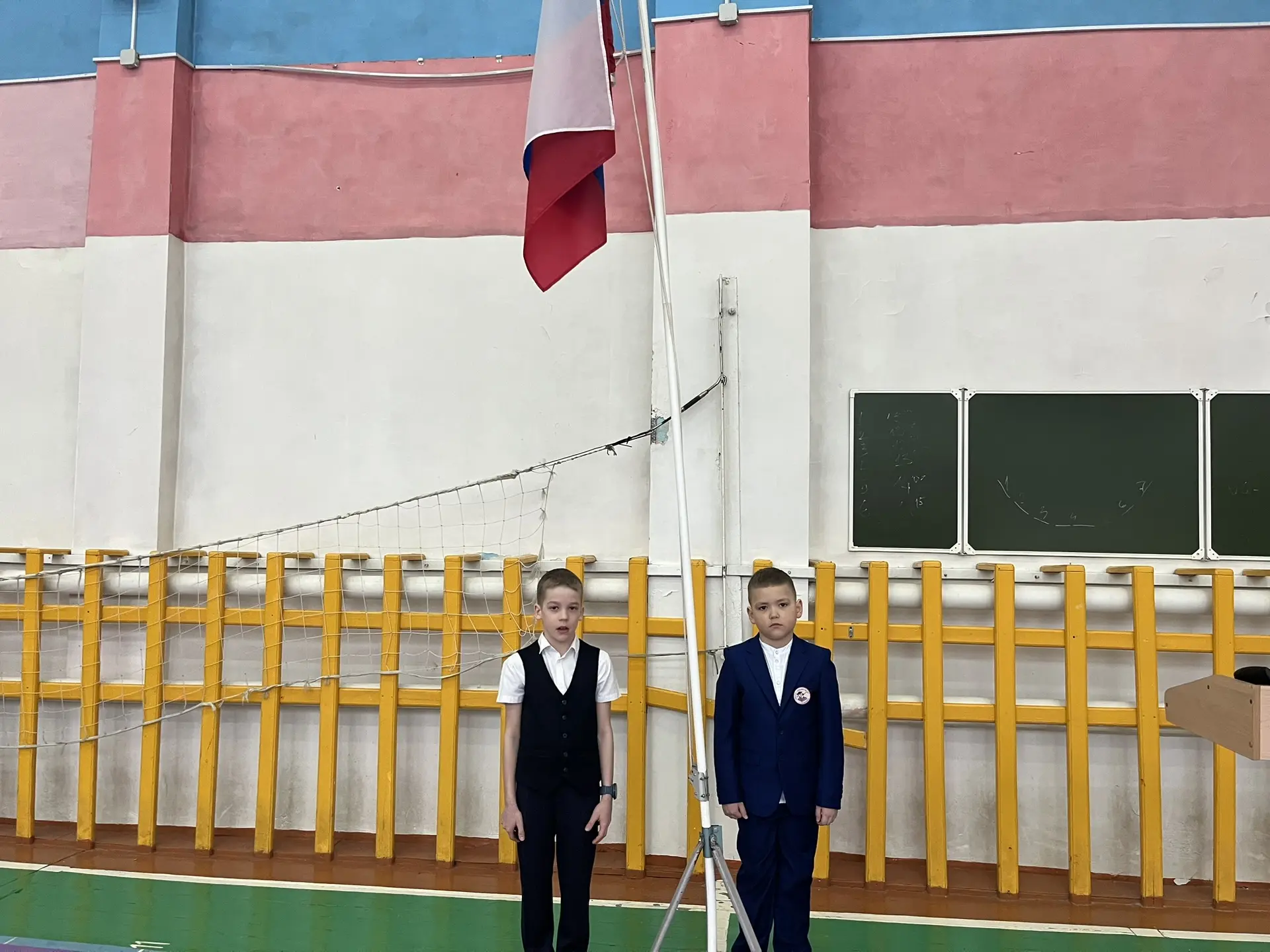 🇷🇺ФЛАГ РОССИИ-НАША ГОРДОСТЬ И СЛАВА! 💫Сегодня утро новой учебной недели по традиции началось с торже