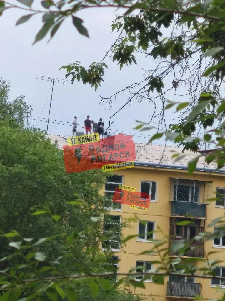Родной Ангарск! Там в 94 квартал 15 дом, чьи дети на крыше? Что они там делают?