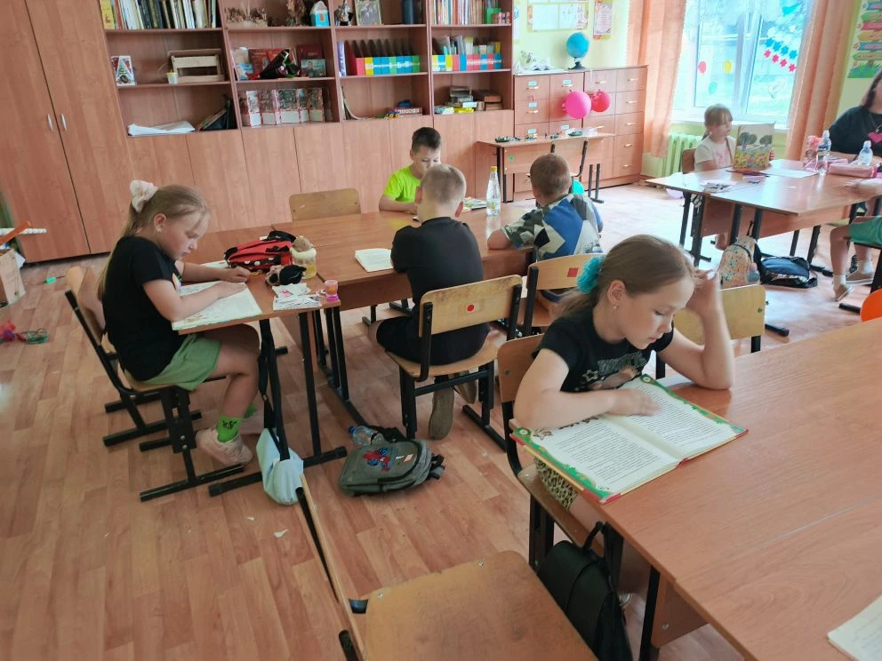 Шестой день  лагерной смены.
День добрых дел. Ребята убрали мусор на стадионе, собрали шишки  с клум