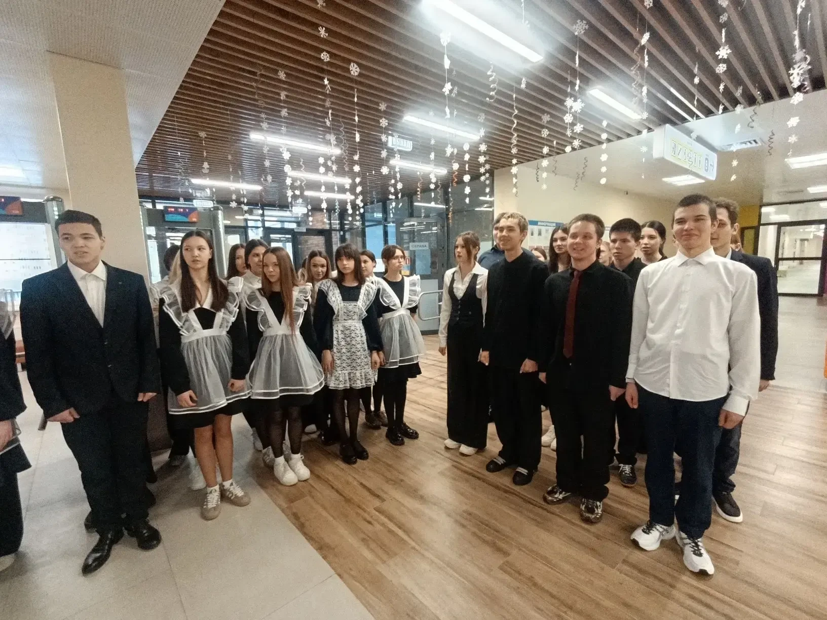 🇷🇺Утро понедельника в школе началось с торжественной линейки, церемонии выноса флага и исполнения ги
