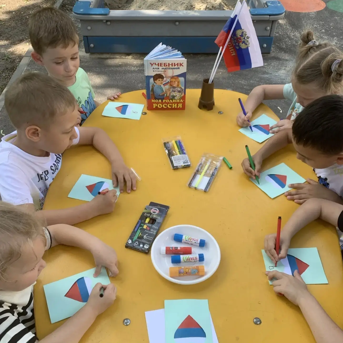 ✨В преддверии праздника в детском саду кипит творческая работа: