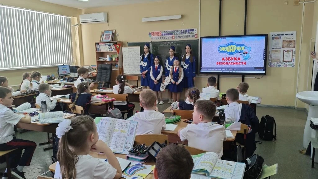 🚦 «Весна. Дети. Безопасность»: ЮИД «Зелёный свет» провёл уроки для младших школьников  В нашей школе