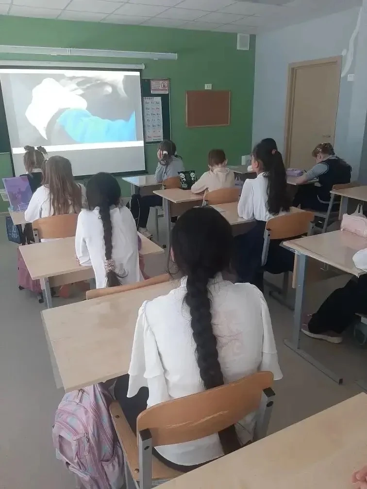 💬 Разговоры о важном: что значит работать в команде?  Утро понедельника в нашей школе началось с тор