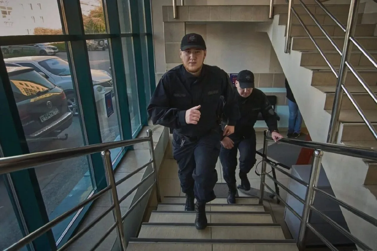 🏨 15 парней разгромили номер в новосибирском апарт-отеле