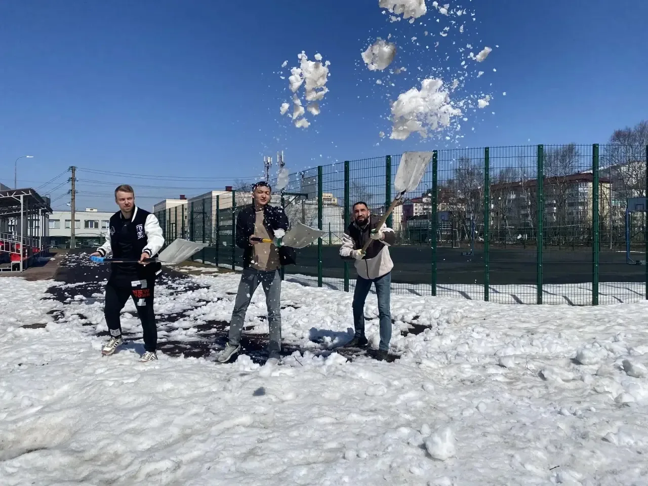 🧹 В МАОУ СОШ №6 города Южно-Сахалинска прошла первая «Чистая пятница» ❄️   ✨В рамках акции учителя н