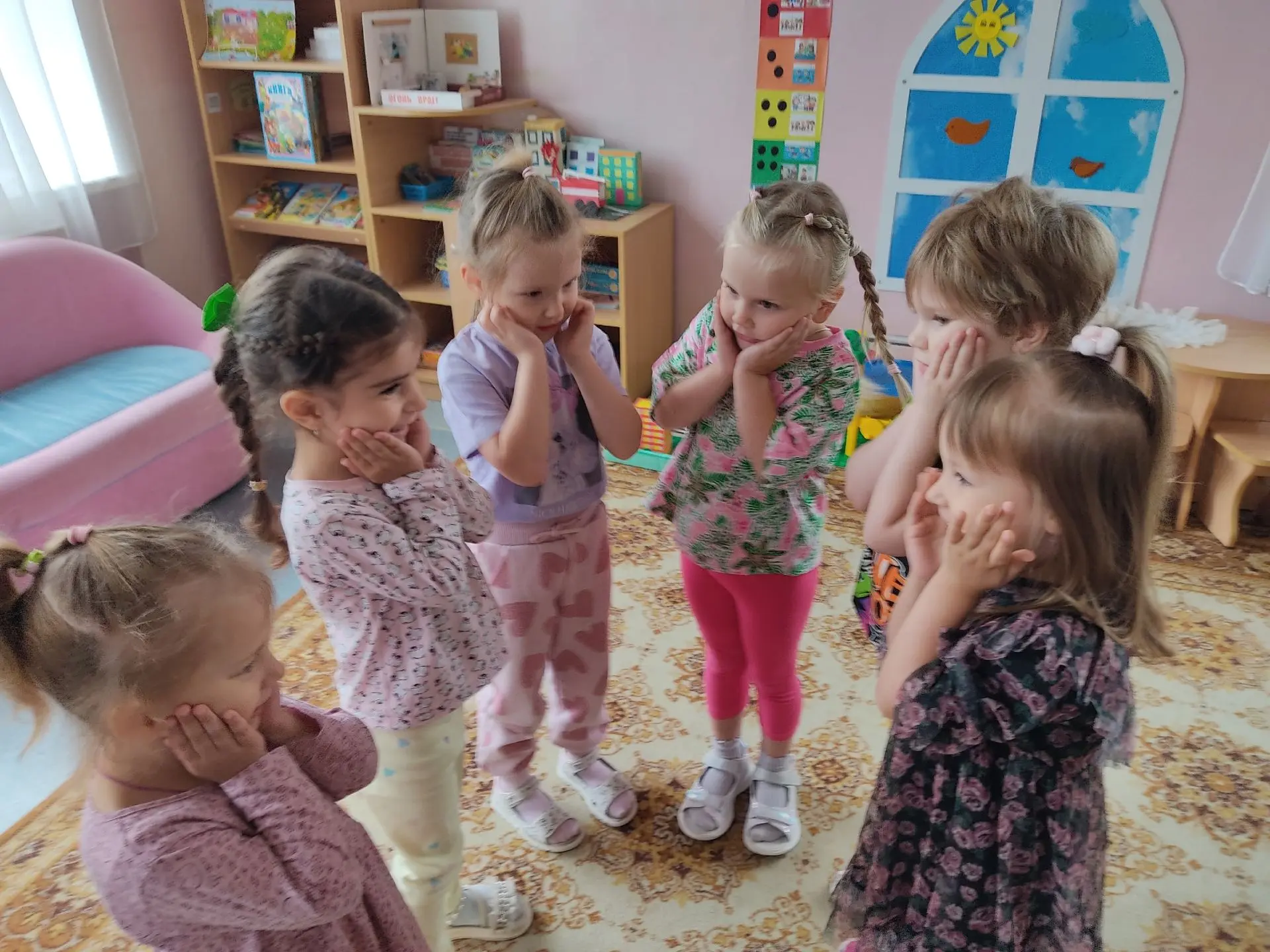 💧 Дождь не страшен, если рядом друзья!💧
🌧️⚡️☔️ Сегодня дождь закрыл #Акварелек в группе, но малыш