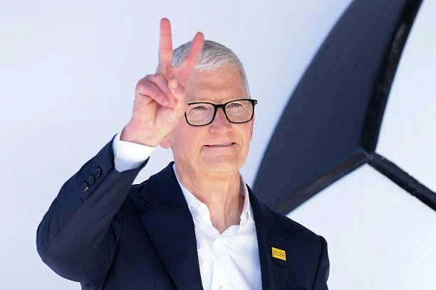 Тим Кук продал акции Apple на $64 млн
