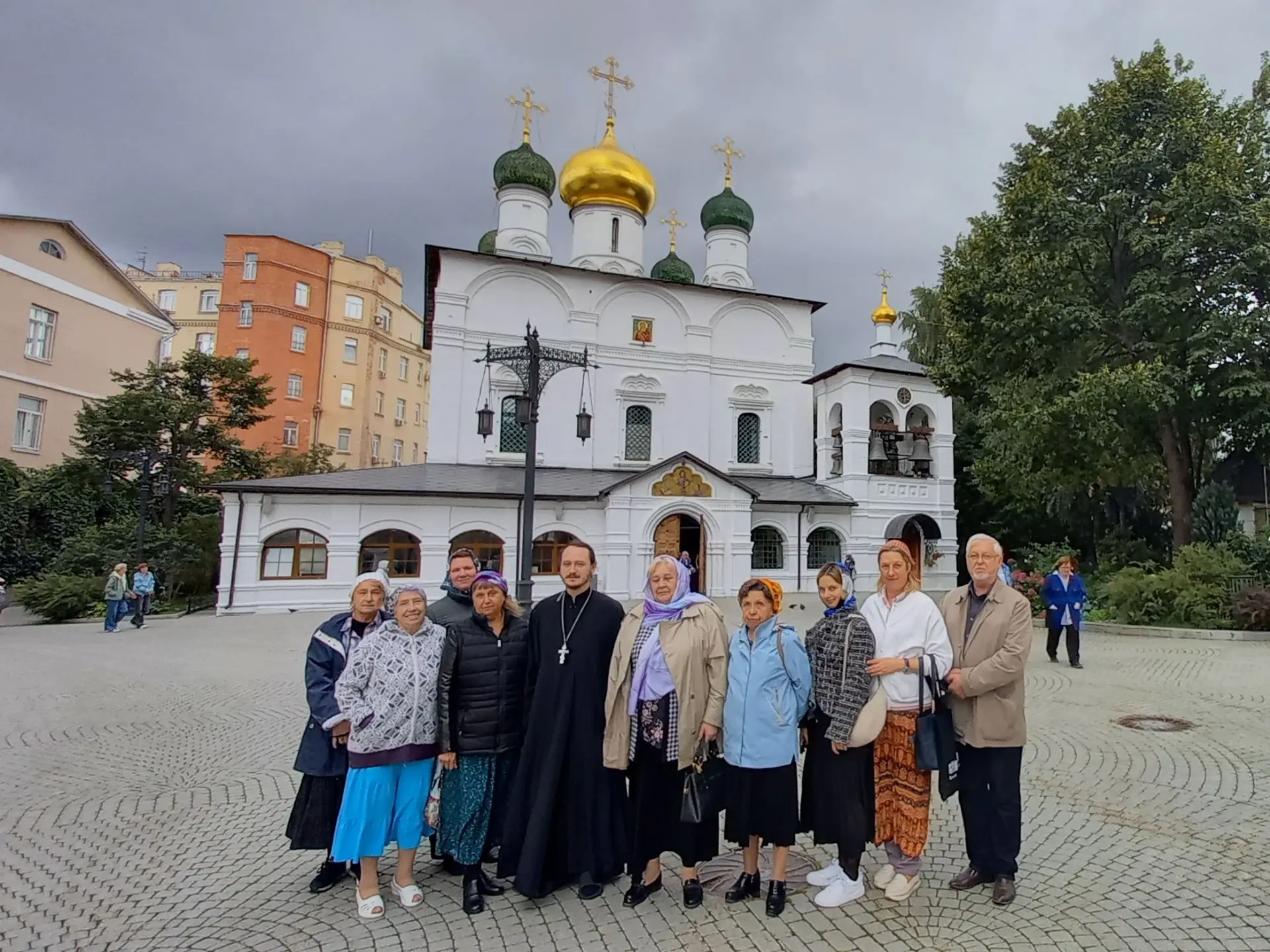 Когда история оживает: экскурсия ветеранов-педагогов в Сретенскую обитель