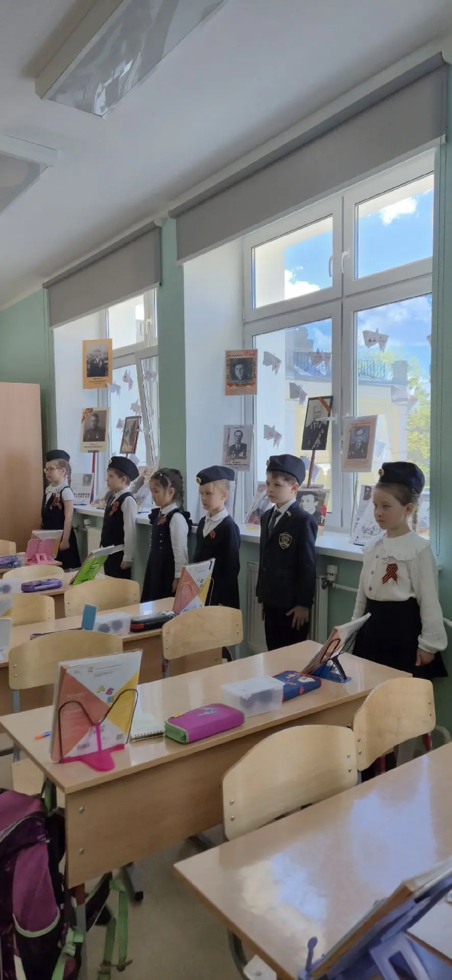 До Дня Великой Победы остаётся 3 дня!  В 1"А" классе гимназии  заступил почётный караул у созданной 
