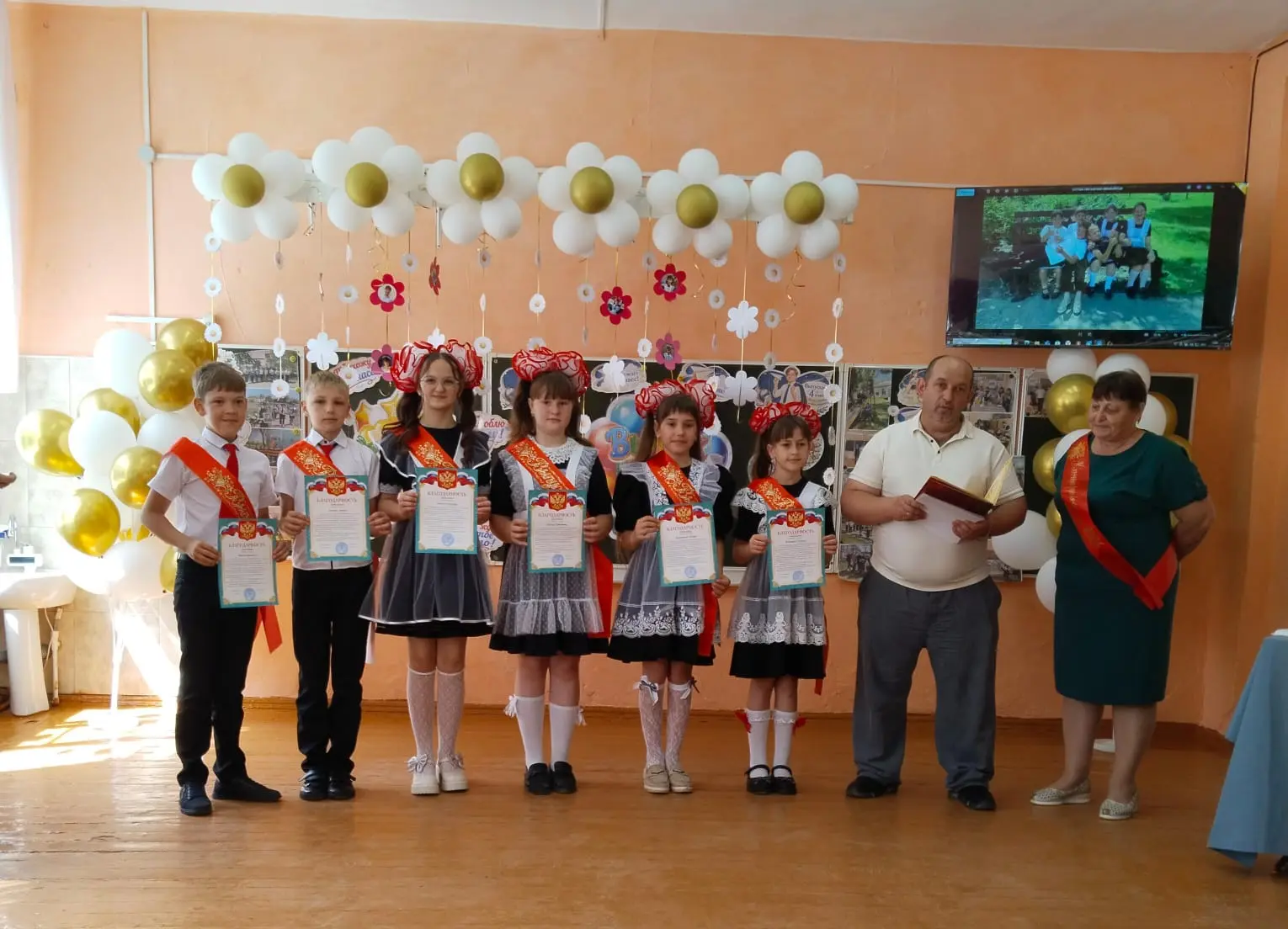 🔔 Прощай, начальная школа!   На празднике Последнего звонка в СОШ №14 особенно волнительный день для