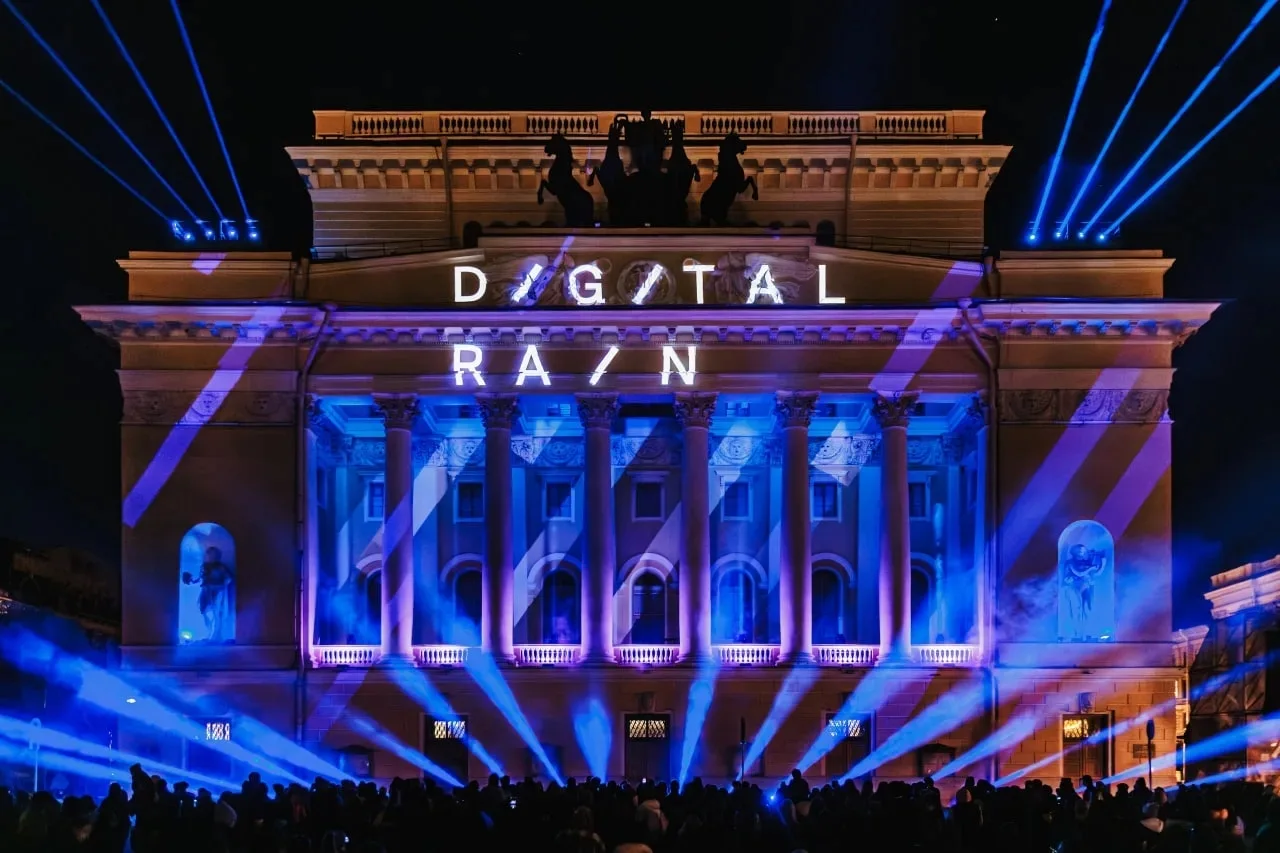 Фестиваль "Digital Rain": мэппинг на Гостином Дворе и шоу на Цирке Чинизелли