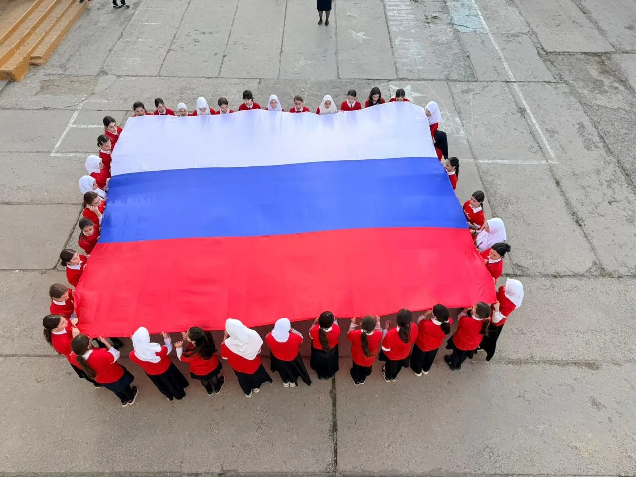 🇷🇺 Большая история в трех цветах: Новолакская СОШ №1 отмечает День флага!