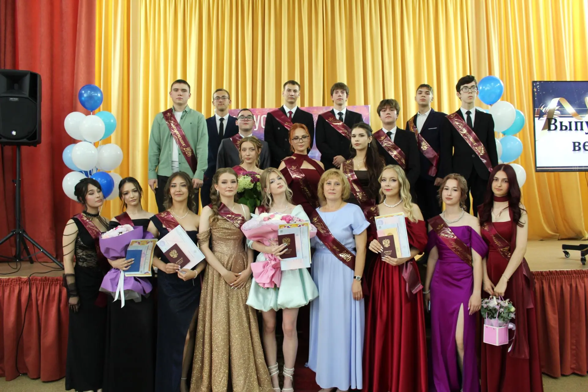 ГОРДИМСЯ НАШИМИ ВЫПУСКНИКАМИ!
✨Сданы все экзамены, и один из самых волнительных моментов позади — на