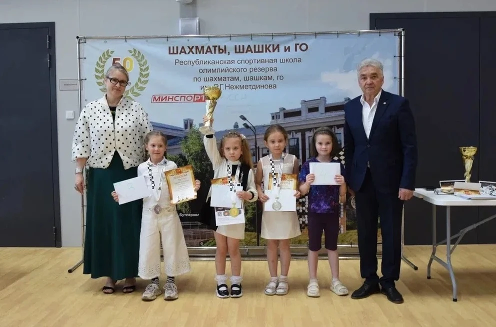 Анна Тимофеева выиграла золотую медаль всероссийского турнира по шахматам!

Выселковская шахматистка